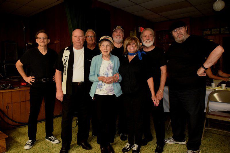 100-year-old lady invited by stranger to see favorite band